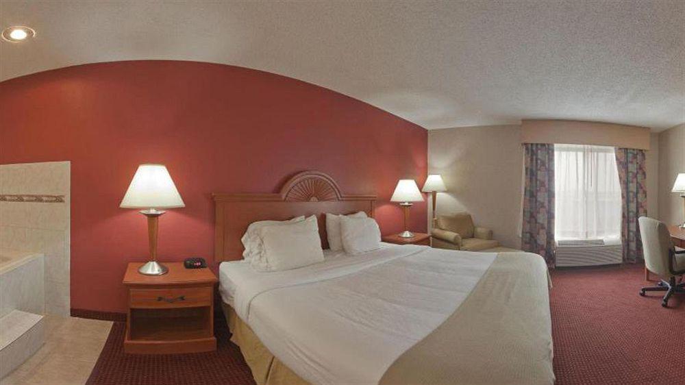 Quality Inn & Suites Lawrenceburg Extérieur photo