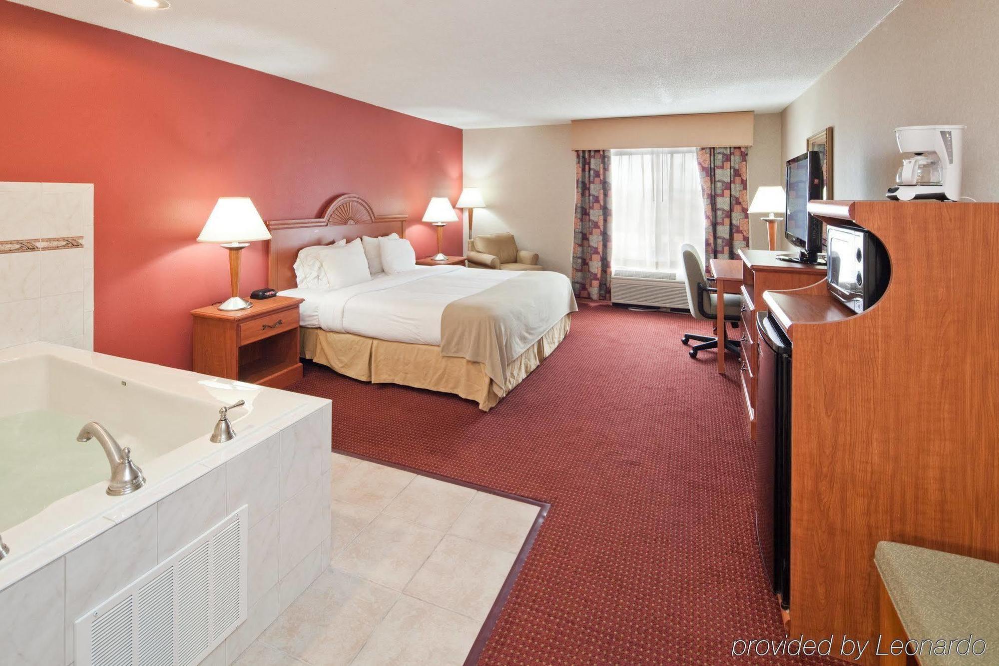 Quality Inn & Suites Lawrenceburg Extérieur photo