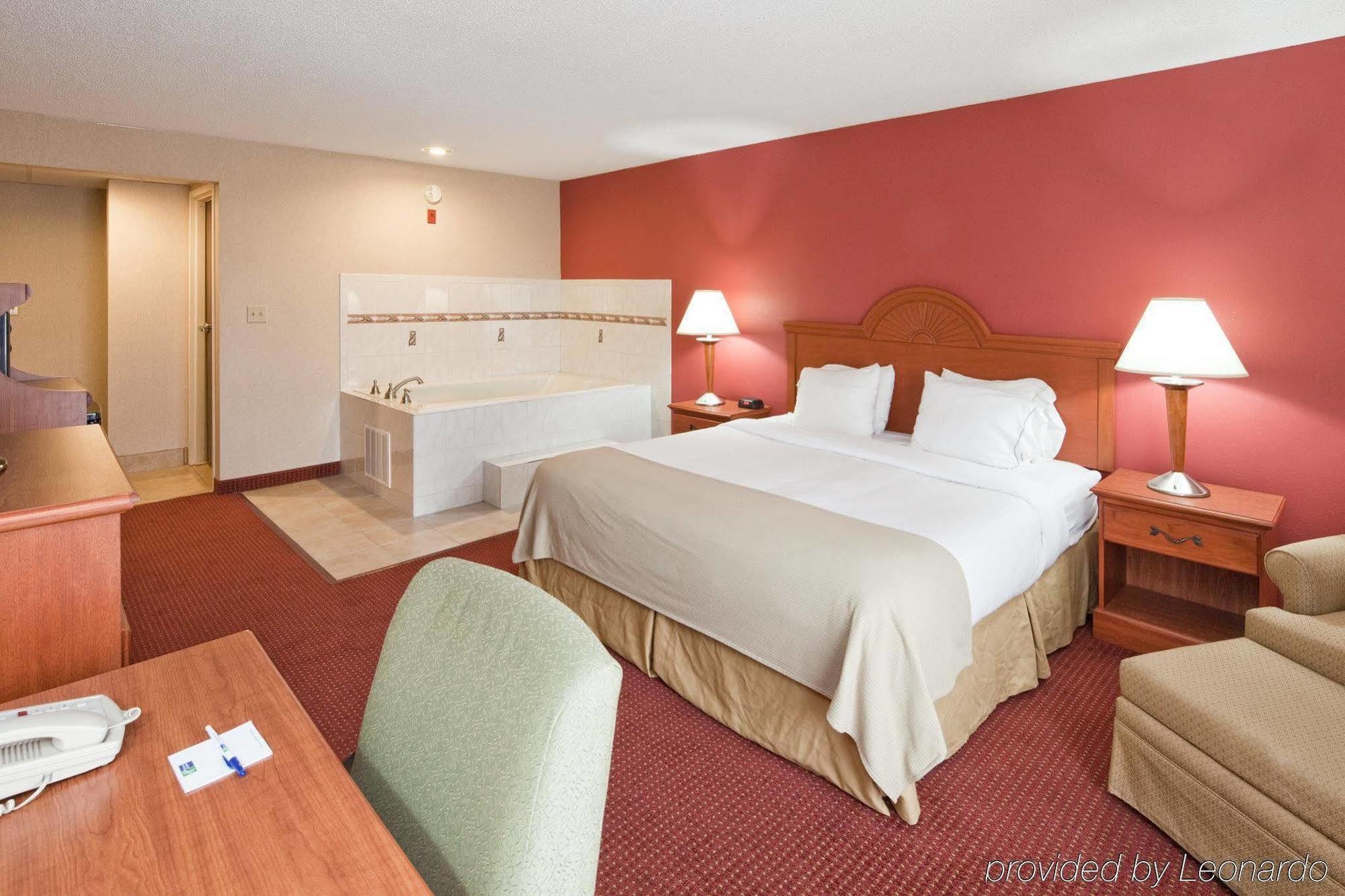 Quality Inn & Suites Lawrenceburg Extérieur photo