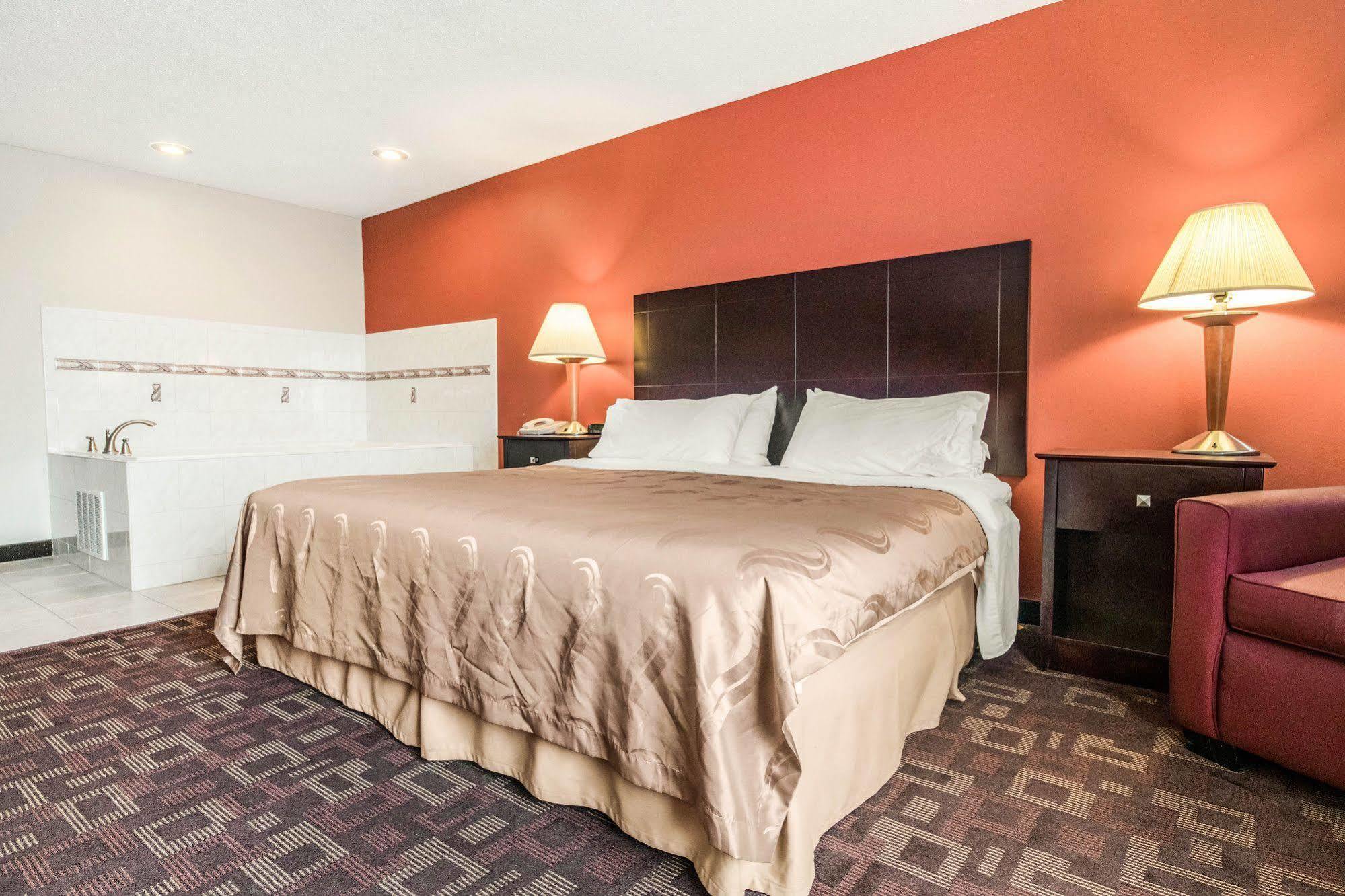 Quality Inn & Suites Lawrenceburg Extérieur photo
