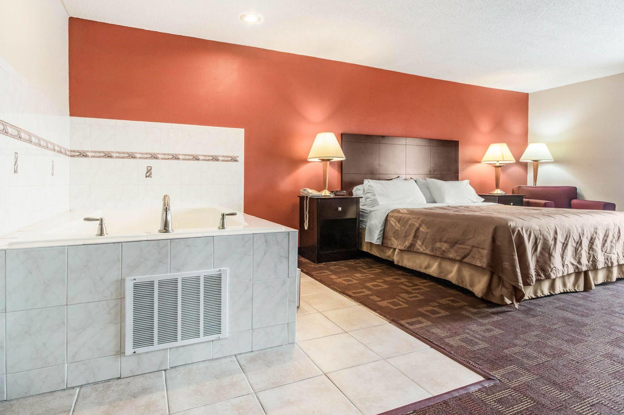 Quality Inn & Suites Lawrenceburg Extérieur photo